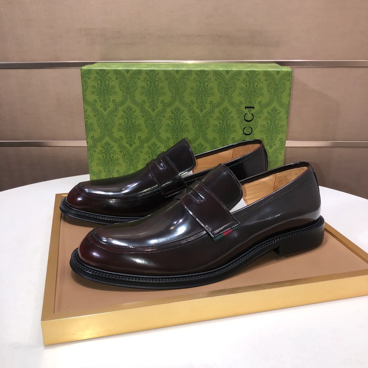 Factory batch 500💰Italy’s top luxury men’s shoe giant (GUCCI) (Gucci) (full cowhide lining) new arrival🍃Original European style🔰 Pleasant to the eye😍In order to make the shoes more durable and non-deformable🌀The production continues to follow traditional methods but there is still no lack of innovation💪The original sheepskin is selected for the leather♻️Smooth, natural and extra bright⭐Made of imported cowhide The rich man’s first choice 38-45 (45 customized)